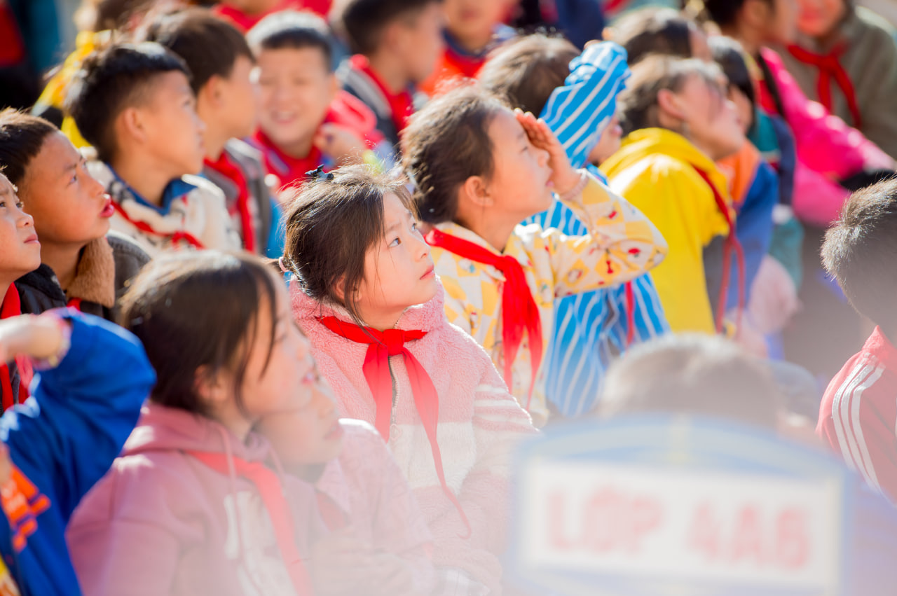 1 gi&aacute;o vi&ecirc;n tiếng Anh, 18 trường tiểu học, 76 lớp v&agrave; 2.609 học sinh: H&agrave;nh tr&igrave;nh gieo chữ tr&ecirc;n đ&aacute; của Đại sứ WeChoice 2024 - Ảnh 1.