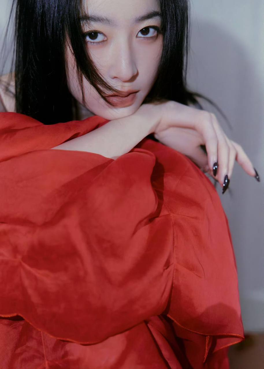 Mỹ nữ lấn lướt Lưu Diệc Phi đẹp bất chấp cam thường tại tiệc Vogue, nhưng vẫn phải dè chừng 1 người- Ảnh 24. Mỹ nữ lấn lướt Lưu Diệc Phi đẹp bất chấp cam thường tại tiệc Vogue, nhưng vẫn phải dè chừng 1 người- Ảnh 24.