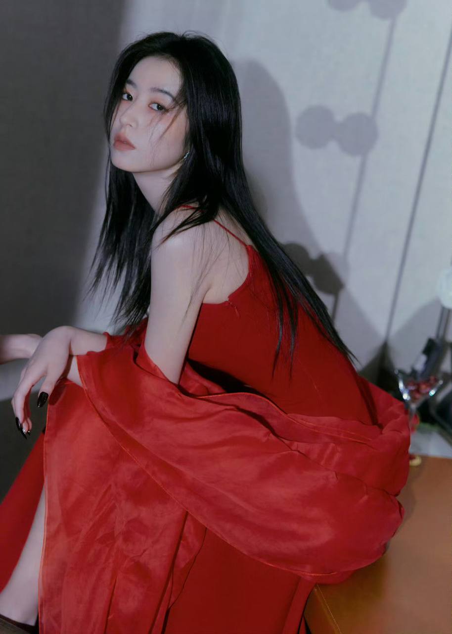 Mỹ nữ lấn lướt Lưu Diệc Phi đẹp bất chấp cam thường tại tiệc Vogue, nhưng vẫn phải dè chừng 1 người- Ảnh 21. Mỹ nữ lấn lướt Lưu Diệc Phi đẹp bất chấp cam thường tại tiệc Vogue, nhưng vẫn phải dè chừng 1 người- Ảnh 21.