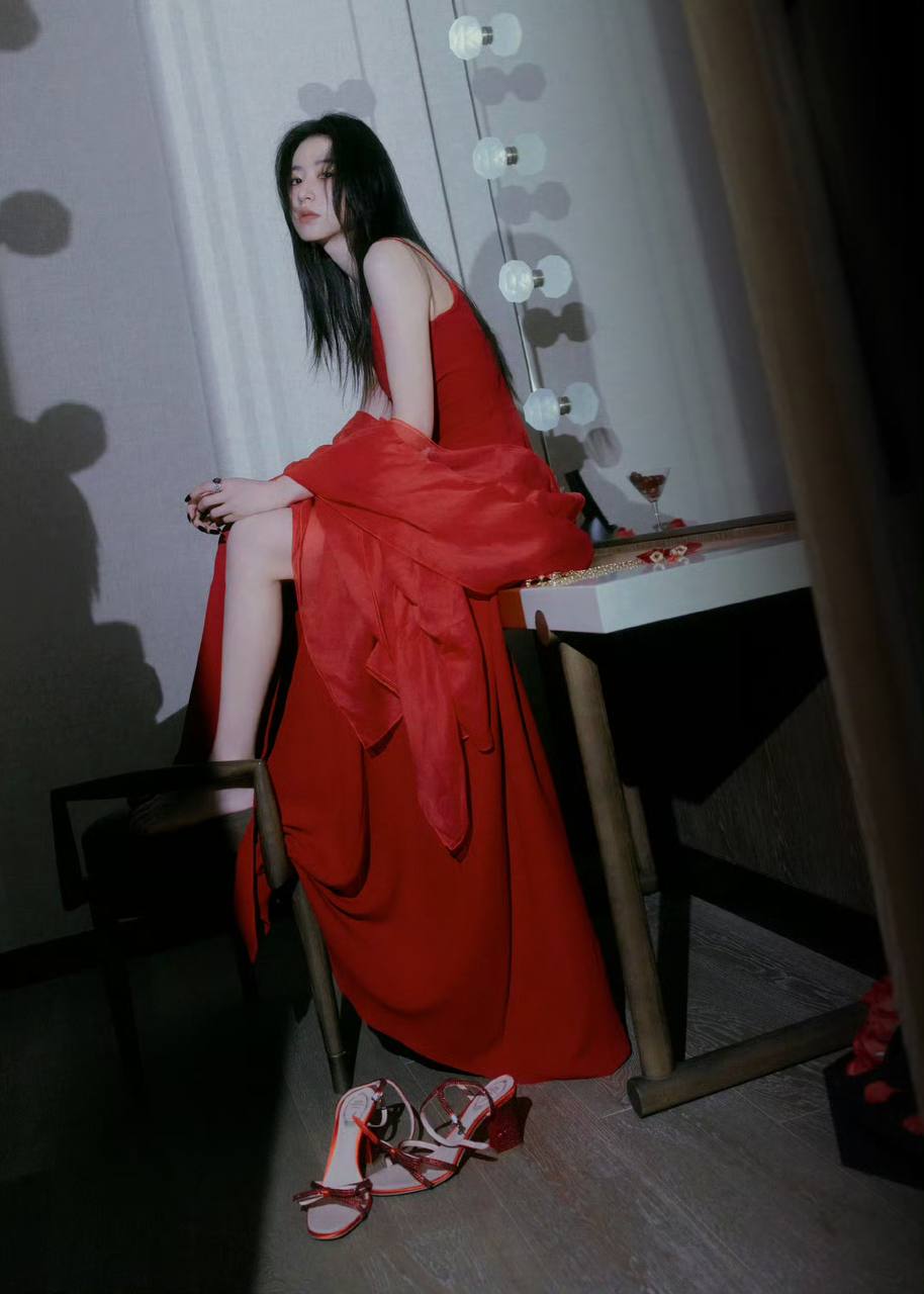 Mỹ nữ lấn lướt Lưu Diệc Phi đẹp bất chấp cam thường tại tiệc Vogue, nhưng vẫn phải dè chừng 1 người- Ảnh 22. Mỹ nữ lấn lướt Lưu Diệc Phi đẹp bất chấp cam thường tại tiệc Vogue, nhưng vẫn phải dè chừng 1 người- Ảnh 22.