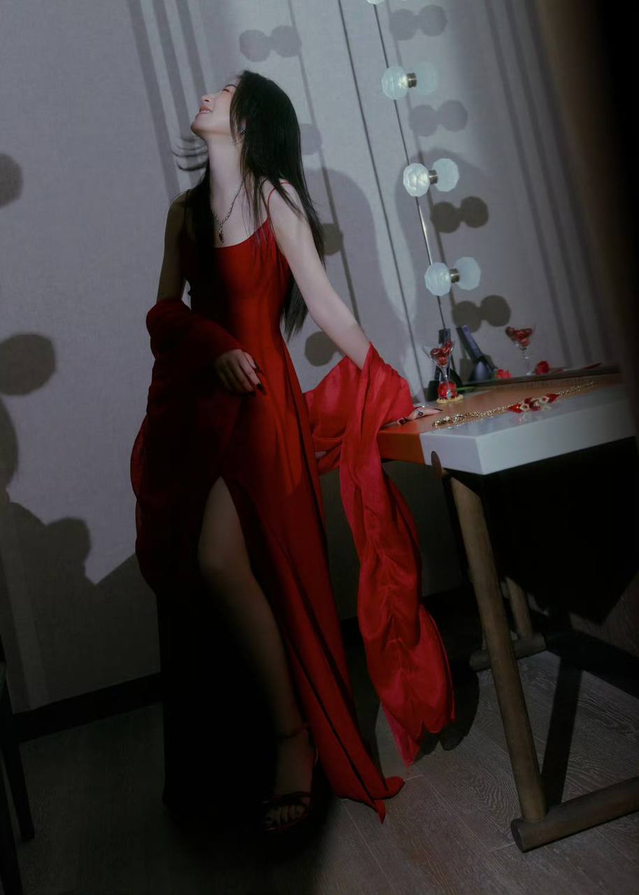 Mỹ nữ lấn lướt Lưu Diệc Phi đẹp bất chấp cam thường tại tiệc Vogue, nhưng vẫn phải dè chừng 1 người- Ảnh 23. Mỹ nữ lấn lướt Lưu Diệc Phi đẹp bất chấp cam thường tại tiệc Vogue, nhưng vẫn phải dè chừng 1 người- Ảnh 23.