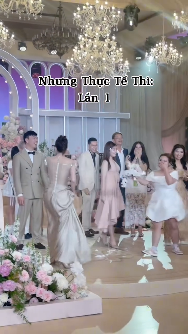 Sự thật màn bắt hoa cưới tại hôn lễ Hồ Quỳnh Hương: Lộ clip "cơ cấu", một người đẹp hint chuẩn bị lên xe hoa? - Ảnh 2. Sự thật màn bắt hoa cưới tại hôn lễ Hồ Quỳnh Hương: Lộ clip "cơ cấu", một người đẹp hint chuẩn bị lên xe hoa? - Ảnh 2.