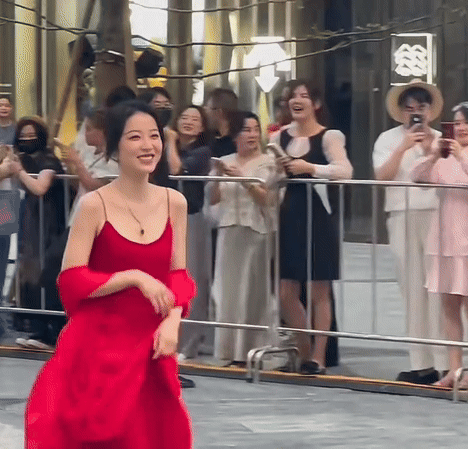 Mỹ nữ lấn lướt Lưu Diệc Phi đẹp bất chấp cam thường tại tiệc Vogue, nhưng vẫn phải dè chừng 1 người- Ảnh 19. Mỹ nữ lấn lướt Lưu Diệc Phi đẹp bất chấp cam thường tại tiệc Vogue, nhưng vẫn phải dè chừng 1 người- Ảnh 19.