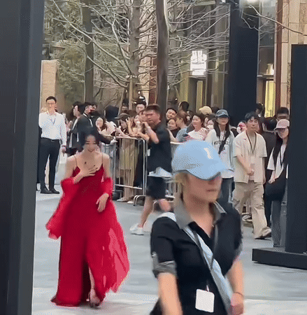 Mỹ nữ lấn lướt Lưu Diệc Phi đẹp bất chấp cam thường tại tiệc Vogue, nhưng vẫn phải dè chừng 1 người- Ảnh 20. Mỹ nữ lấn lướt Lưu Diệc Phi đẹp bất chấp cam thường tại tiệc Vogue, nhưng vẫn phải dè chừng 1 người- Ảnh 20.