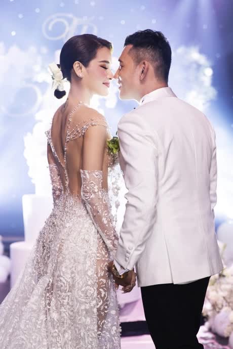 vay-cuoi-phuong-trinh-jolie-3-1650937819-1747412619509549072049-1747469777747-17474697780921317301807.jpg