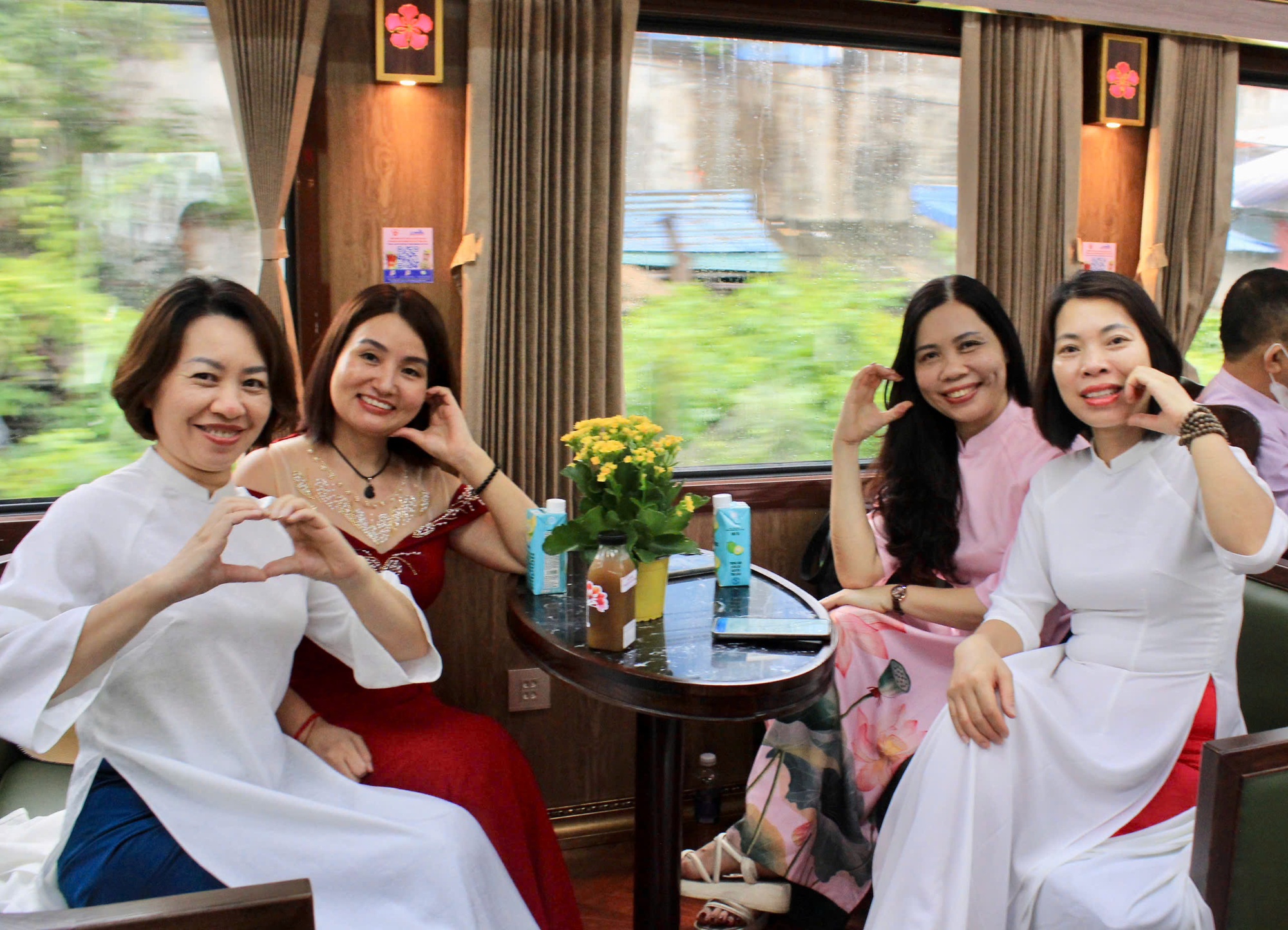 Du khách thích thú với toa tàu “thương gia” trên đường sắt Hà Nội - Hải Phòng - Ảnh 5. Du khách thích thú với toa tàu “thương gia” trên đường sắt Hà Nội - Hải Phòng - Ảnh 5.