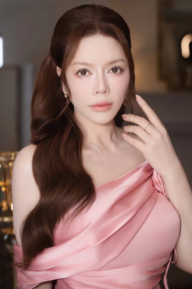 Sự thật màn bắt hoa cưới tại hôn lễ Hồ Quỳnh Hương: Lộ clip "cơ cấu", một người đẹp hint chuẩn bị lên xe hoa? - Ảnh 4. Sự thật màn bắt hoa cưới tại hôn lễ Hồ Quỳnh Hương: Lộ clip "cơ cấu", một người đẹp hint chuẩn bị lên xe hoa? - Ảnh 4.
