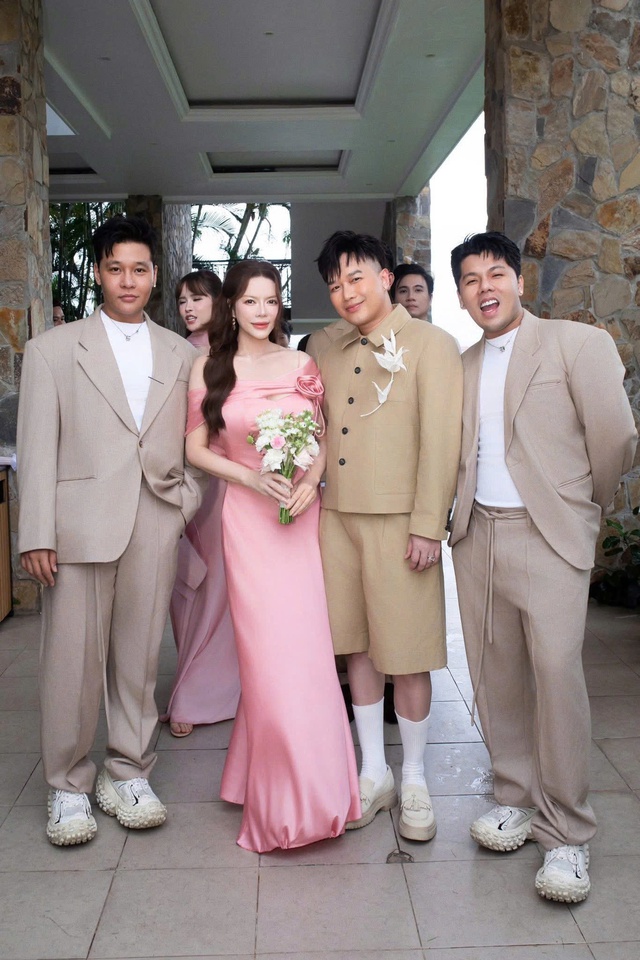 Sự thật màn bắt hoa cưới tại hôn lễ Hồ Quỳnh Hương: Lộ clip "cơ cấu", một người đẹp hint chuẩn bị lên xe hoa? - Ảnh 6. Sự thật màn bắt hoa cưới tại hôn lễ Hồ Quỳnh Hương: Lộ clip "cơ cấu", một người đẹp hint chuẩn bị lên xe hoa? - Ảnh 6.