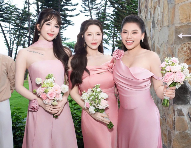 Sự thật màn bắt hoa cưới tại hôn lễ Hồ Quỳnh Hương: Lộ clip "cơ cấu", một người đẹp hint chuẩn bị lên xe hoa? - Ảnh 5. Sự thật màn bắt hoa cưới tại hôn lễ Hồ Quỳnh Hương: Lộ clip "cơ cấu", một người đẹp hint chuẩn bị lên xe hoa? - Ảnh 5.