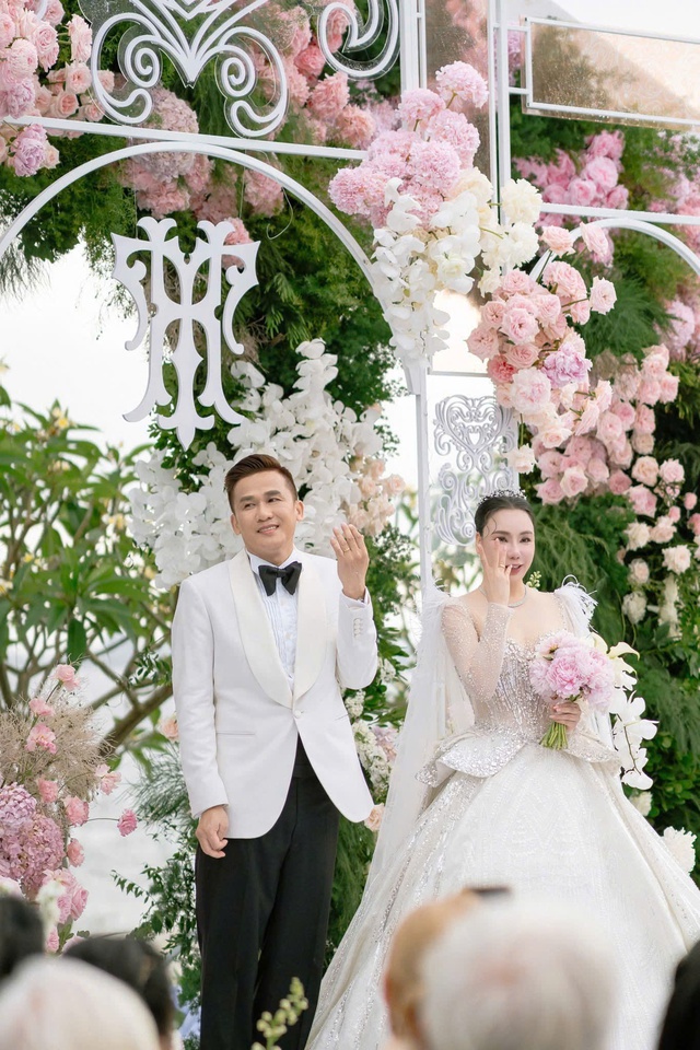 Sự thật màn bắt hoa cưới tại hôn lễ Hồ Quỳnh Hương: Lộ clip "cơ cấu", một người đẹp hint chuẩn bị lên xe hoa? - Ảnh 7. Sự thật màn bắt hoa cưới tại hôn lễ Hồ Quỳnh Hương: Lộ clip "cơ cấu", một người đẹp hint chuẩn bị lên xe hoa? - Ảnh 7.
