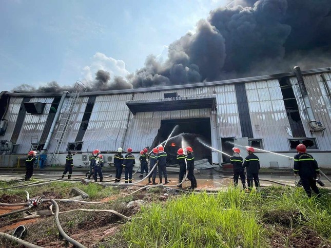 Vĩnh Phúc: Cháy lớn thiêu rụi nhà xưởng 10.000m2, thiệt hại hơn 200 tỷ đồng - Ảnh 1. Vĩnh Phúc: Cháy lớn thiêu rụi nhà xưởng 10.000m2, thiệt hại hơn 200 tỷ đồng - Ảnh 1.