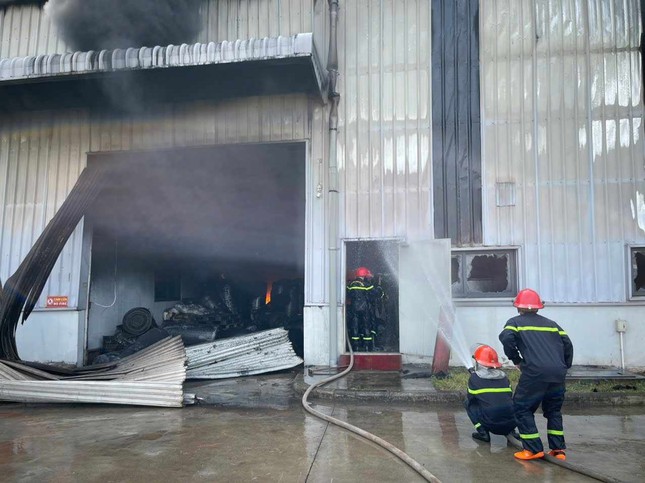 Vĩnh Phúc: Cháy lớn thiêu rụi nhà xưởng 10.000m2, thiệt hại hơn 200 tỷ đồng - Ảnh 2. Vĩnh Phúc: Cháy lớn thiêu rụi nhà xưởng 10.000m2, thiệt hại hơn 200 tỷ đồng - Ảnh 2.