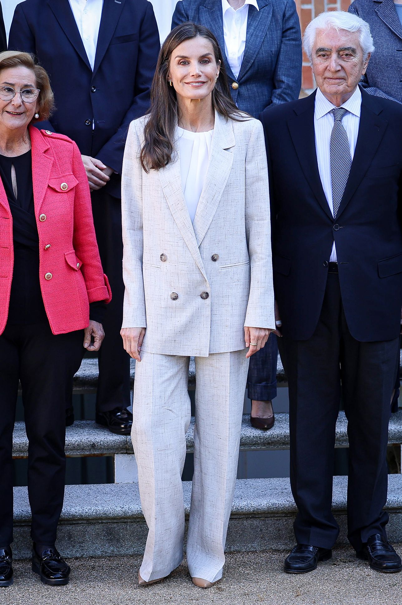 Không váy áo cầu kỳ, không vương miện lấp lánh: Vương hậu Letizia và Vương phi Kate khẳng định đẳng cấp bằng suit cực phẩm- Ảnh 1. Không váy áo cầu kỳ, không vương miện lấp lánh: Vương hậu Letizia và Vương phi Kate khẳng định đẳng cấp bằng suit cực phẩm- Ảnh 1.