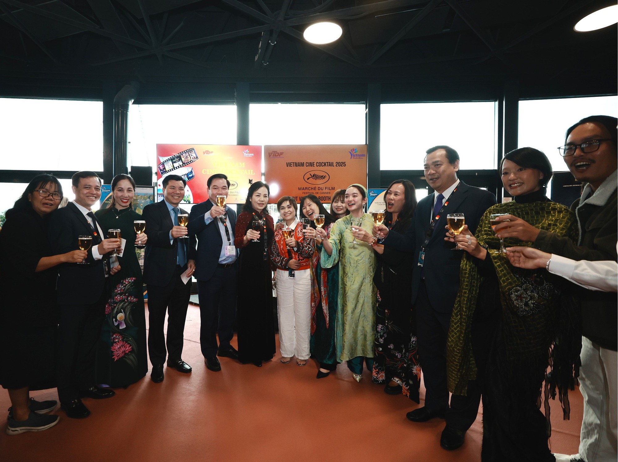 cac-nha-san-xuat-dien-vien-viet-tham-du-lhp-cannes-17475052089481577354798-1747541825986-17475418262381028437433.jpg