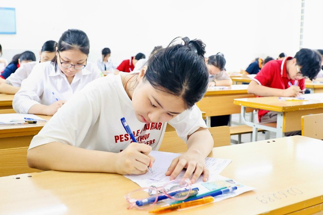 Tỉ lệ chọi vào lớp 10 Hà Nội khiến phụ huynh mất ăn, mất ngủ: Chuyên gia tư vấn nóng - Ảnh 1. Tỉ lệ chọi vào lớp 10 Hà Nội khiến phụ huynh mất ăn, mất ngủ: Chuyên gia tư vấn nóng - Ảnh 1.