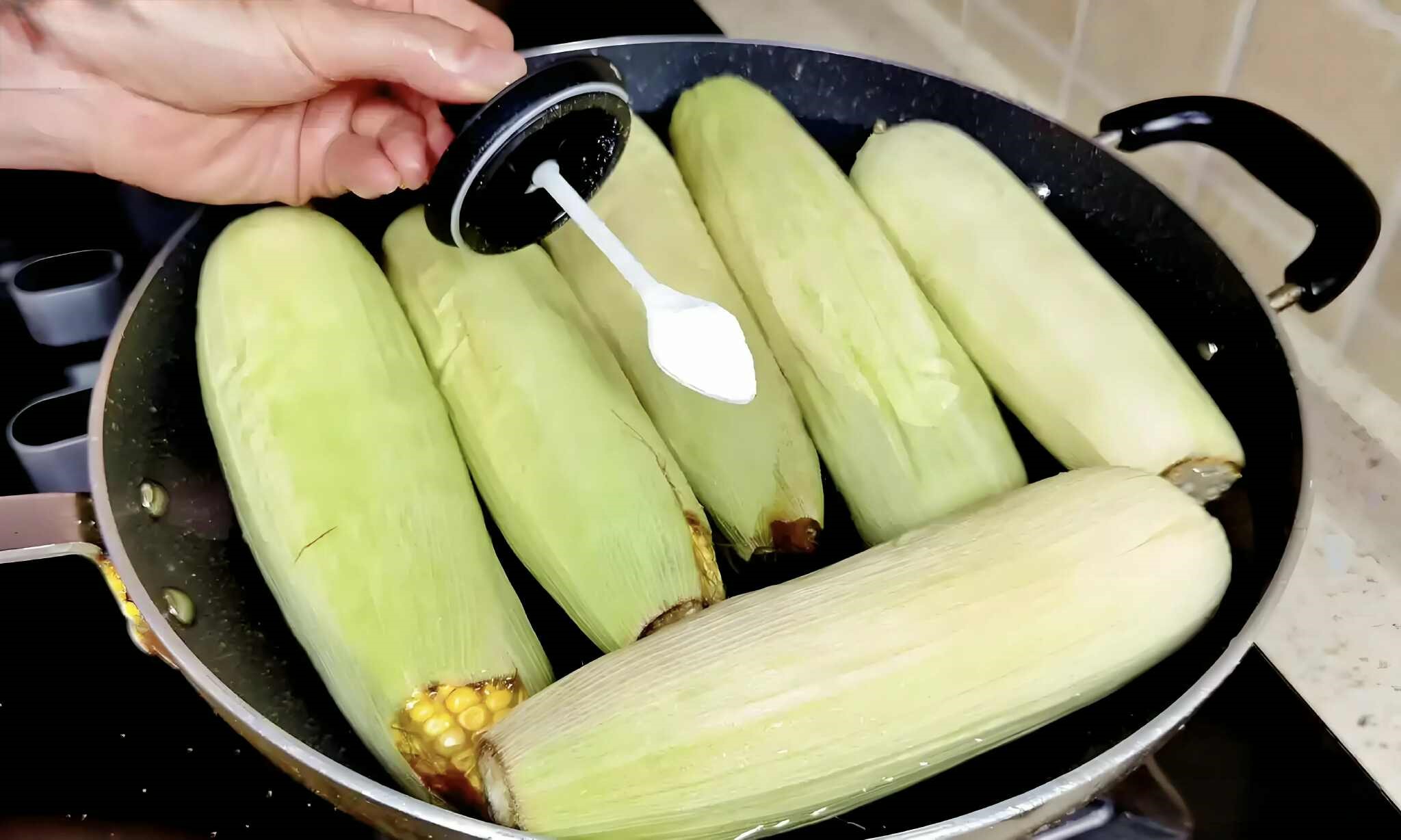Bí quyết 4 chữ của đầu bếp khiến cho món ngô luộc ăn ngọt và dẻo gấp đôi - Ảnh 4. Bí quyết 4 chữ của đầu bếp khiến cho món ngô luộc ăn ngọt và dẻo gấp đôi - Ảnh 4.