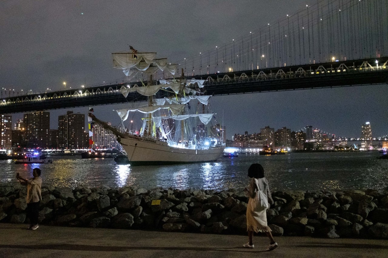 Tàu chở 277 người đâm thẳng vào cầu Brooklyn ở Mỹ, hàng chục người thương vong - Ảnh 1. Tàu chở 277 người đâm thẳng vào cầu Brooklyn ở Mỹ, hàng chục người thương vong - Ảnh 1.