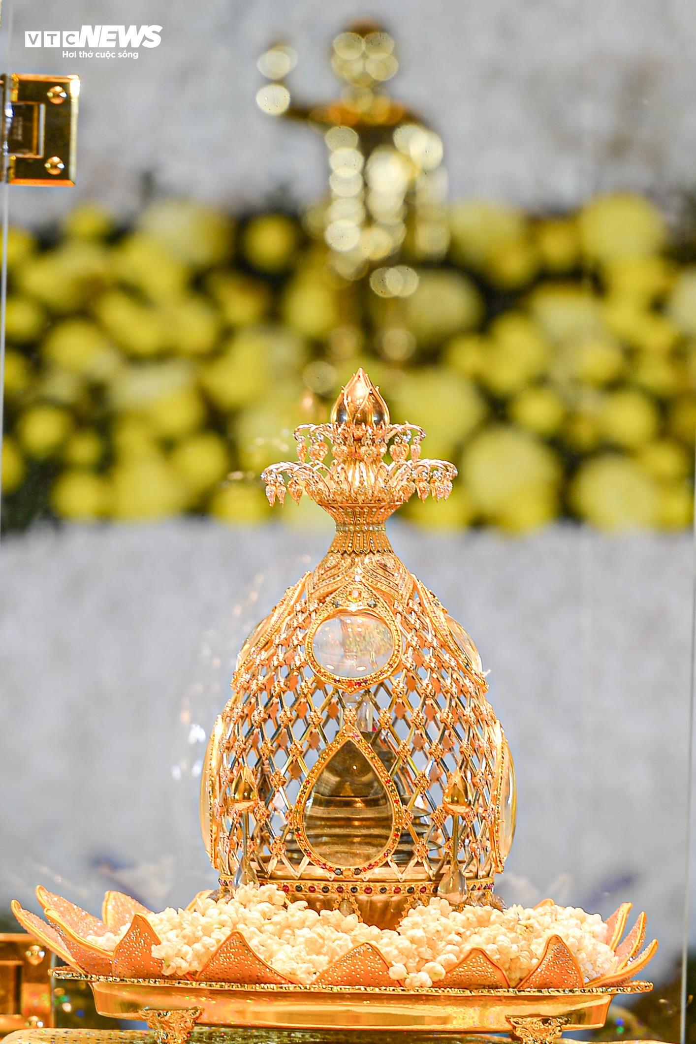 Cụ bà 90 tuổi một mình bắt xe khách đến Hà Nam chiêm bái xá lợi Đức Phật - Ảnh 11. Cụ bà 90 tuổi một mình bắt xe khách đến Hà Nam chiêm bái xá lợi Đức Phật - Ảnh 11.