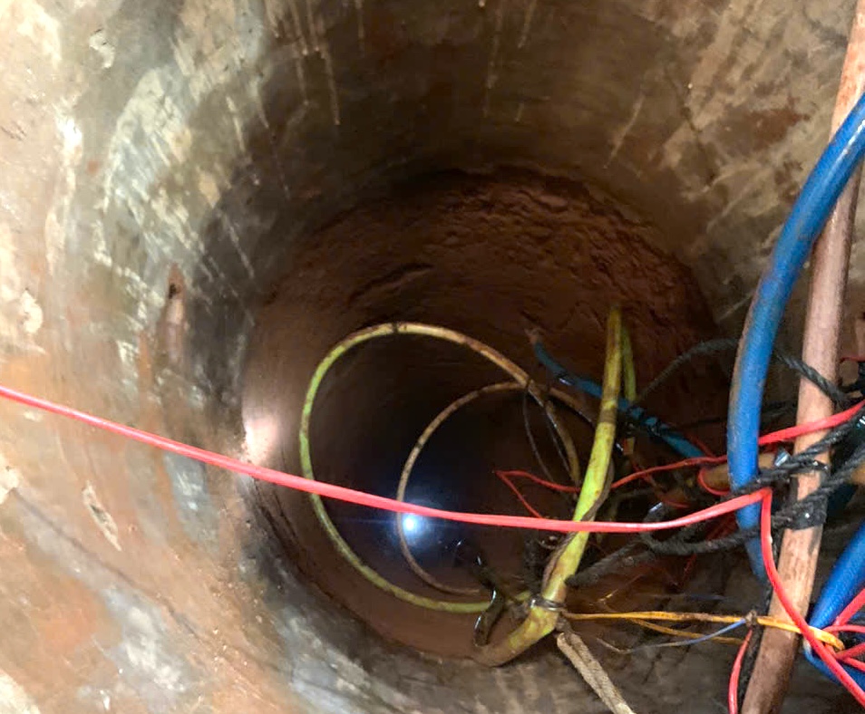 Người cha lao xuống giếng sâu 35 mét cứu con gái - Ảnh 1. Người cha nhảy xuống giếng sâu 35 cứu con gái - Ảnh 1.