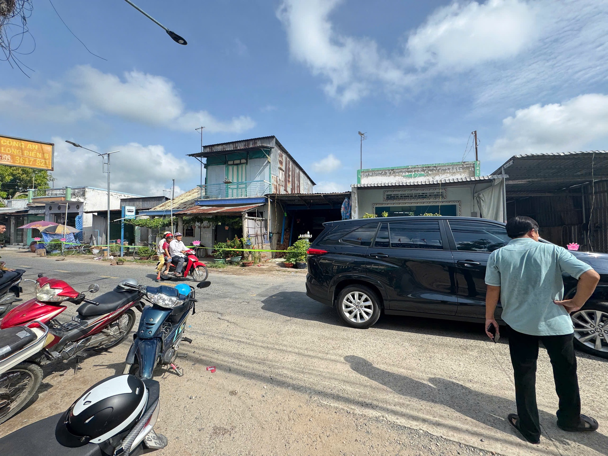 Người dân tháo chạy ra khỏi 10 căn nhà ở An Giang - Ảnh 2. Người dân tháo chạy ra khỏi 10 căn nhà ở An Giang - Ảnh 2.