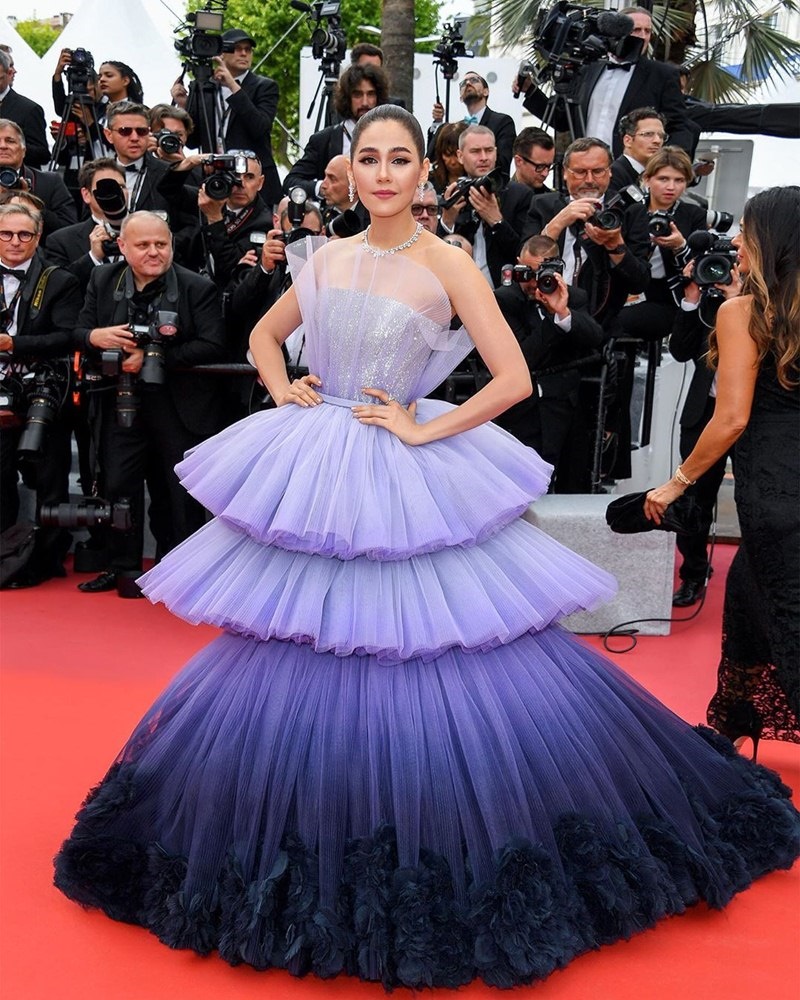 Phạm Băng Băng chưa xuất hiện, đã có 1 mỹ nhân châu Á liên tục "chiếm sóng" LHP Cannes với style đẹp nức nở - Ảnh 9. Phạm Băng Băng chưa xuất hiện, đã có 1 mỹ nhân châu Á liên tục "chiếm sóng" LHP Cannes với style đẹp nức nở - Ảnh 9.