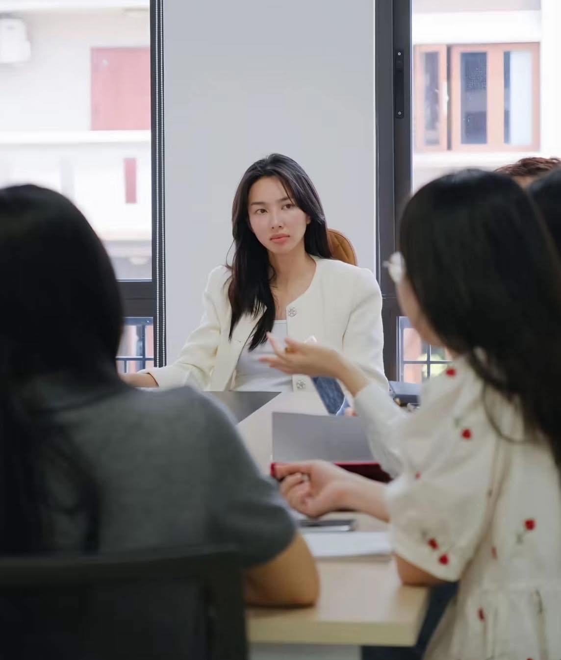 Khởi tố Nguyễn Thúc Thùy Tiên: Khi sự nổi tiếng không thể là vùng miễn trách nhiệm - Ảnh 3. Khởi tố Nguyễn Thúc Thùy Tiên: Khi sự nổi tiếng không thể là vùng miễn trách nhiệm - Ảnh 3.