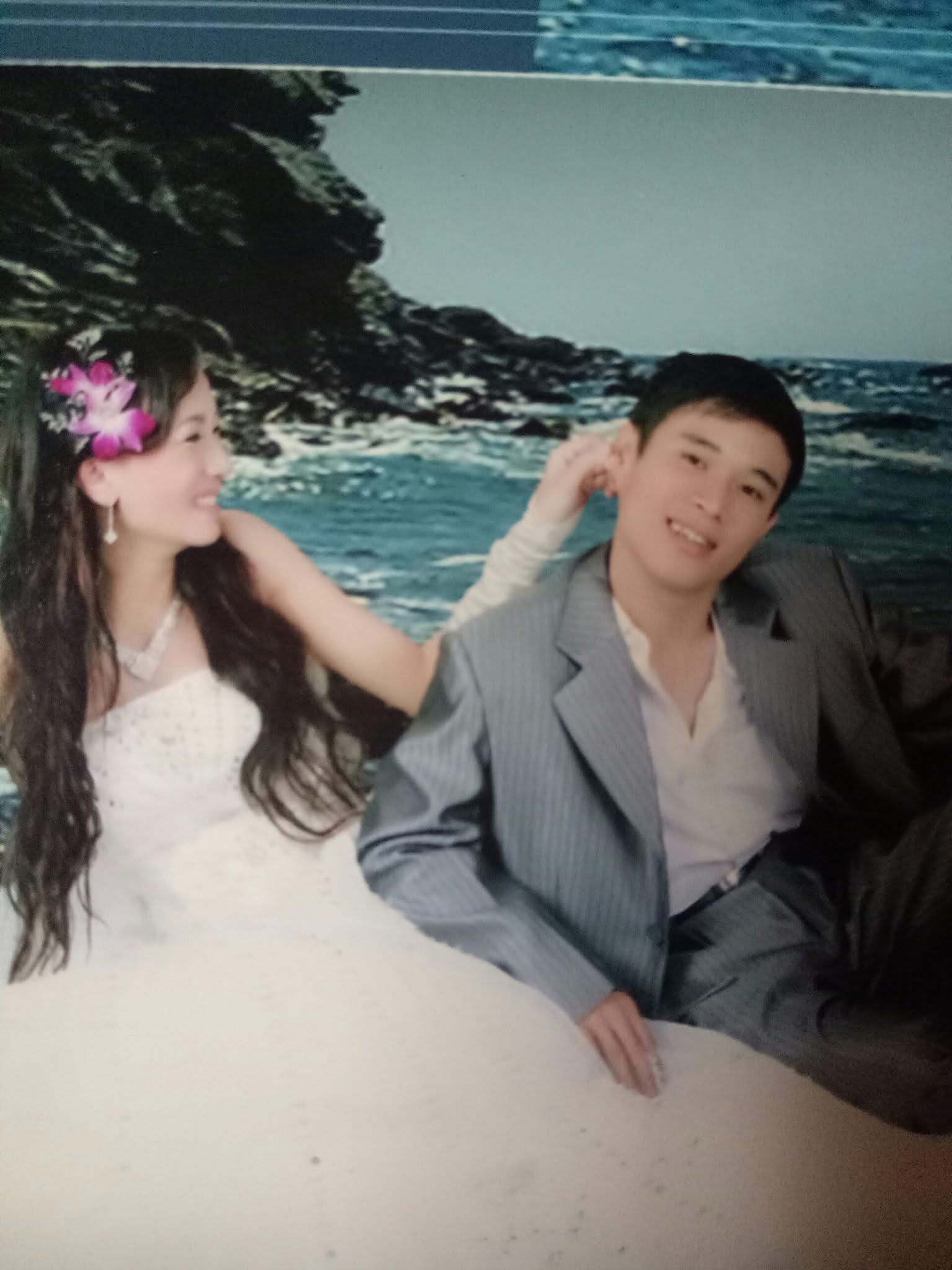 Hot mom nổi tiếng đăng ảnh cưới cách đây 15 năm có thể "sĩ" đến muôn đời, chú rể đẹp trai nhưng nhìn cứ "sai sai"- Ảnh 7. Hot mom nổi tiếng đăng ảnh cưới cách đây 15 năm có thể "sĩ" đến muôn đời, chú rể đẹp trai nhưng nhìn cứ "sai sai"- Ảnh 7.