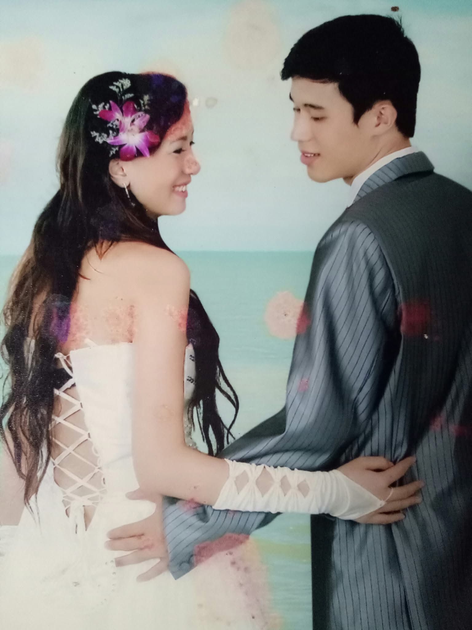 Hot mom nổi tiếng đăng ảnh cưới cách đây 15 năm có thể "sĩ" đến muôn đời, chú rể đẹp trai nhưng nhìn cứ "sai sai"- Ảnh 6. Hot mom nổi tiếng đăng ảnh cưới cách đây 15 năm có thể "sĩ" đến muôn đời, chú rể đẹp trai nhưng nhìn cứ "sai sai"- Ảnh 6.