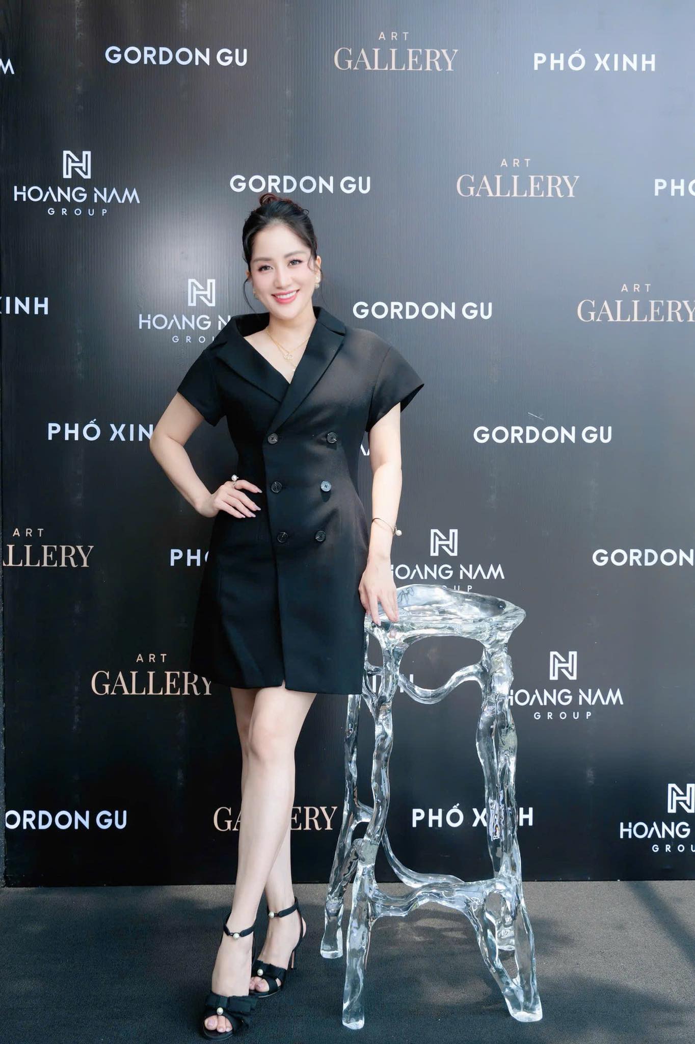 Khánh Thi - Phan Hiển tung bộ ảnh đậm chất đại gia hậu drama Khánh Thi - Phan Hiển tung bộ ảnh đậm chất đại gia hậu drama