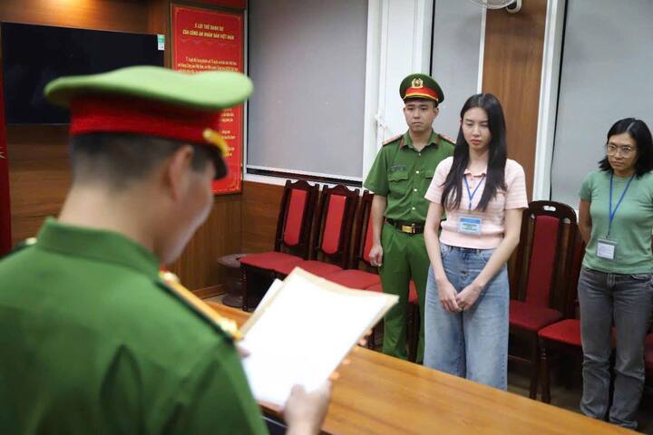 Hoa hậu Nguyễn Thúc Thùy Tiên bị khởi tố tội danh gì? - Ảnh 1. Hoa hậu Nguyễn Thúc Thùy Tiên bị khởi tố tội danh gì? - Ảnh 1.