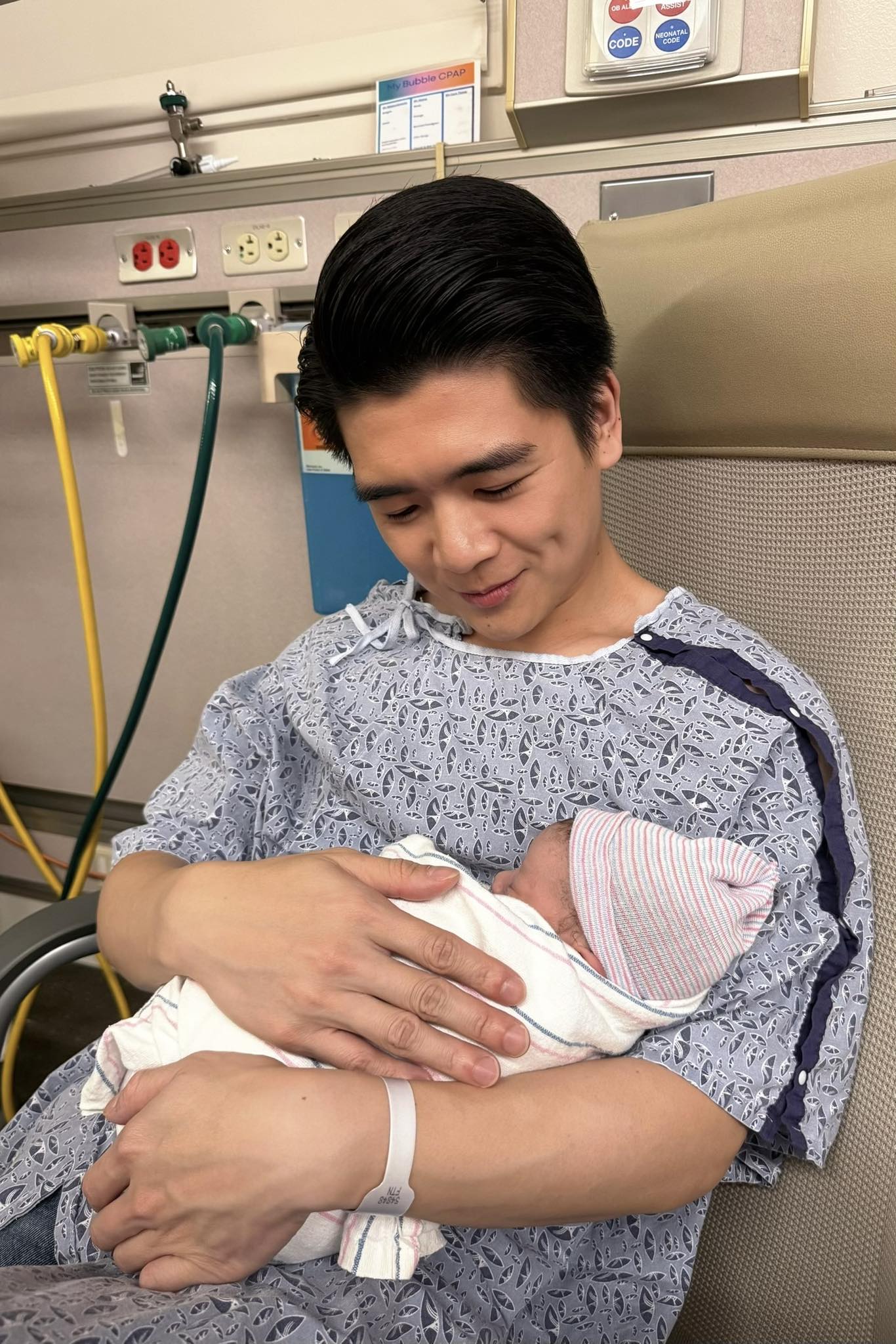 Thiếu gia nhà bầu Hiển làm bố đơn thân, cuộc sống chăm sóc 3 nhóc tỳ gây chú ý- Ảnh 1. Thiếu gia nhà bầu Hiển làm bố đơn thân, cuộc sống chăm sóc 3 nhóc tỳ gây chú ý- Ảnh 1.