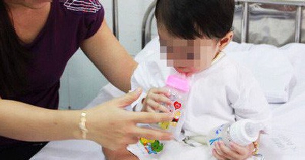 Bé bị sốc phản vệ khi uống sữa, mách mẹ cách tránh lỗi thường gặp khi chọn và pha sữa để con được an toàn- Ảnh 2. Bé bị sốc phản vệ khi uống sữa, mách mẹ cách tránh lỗi thường gặp khi chọn và pha sữa để con được an toàn- Ảnh 2.