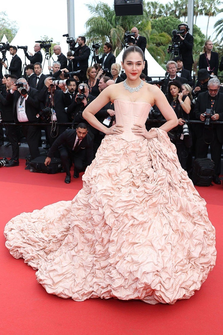 Phạm Băng Băng chưa xuất hiện, đã có 1 mỹ nhân châu Á liên tục "chiếm sóng" LHP Cannes với style đẹp nức nở - Ảnh 10. Phạm Băng Băng chưa xuất hiện, đã có 1 mỹ nhân châu Á liên tục "chiếm sóng" LHP Cannes với style đẹp nức nở - Ảnh 10.