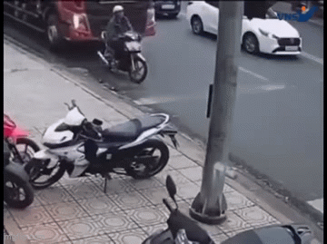 Dừng xe rút tiền, tài xế gây tai nạn chết người: Khoảnh khắc ám ảnh bên đường - Ảnh 2.