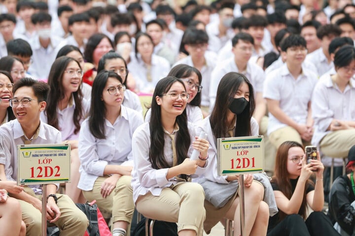 Học giỏi tiếng Anh nên chọn ngành nào để không lo thất nghiệp? - Ảnh 1. Học giỏi tiếng Anh nên chọn ngành nào để không lo thất nghiệp? - Ảnh 1.