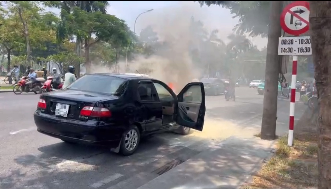 Ô tô bốc cháy ngùn ngụt giữa phố, hai vợ chồng tung cửa bỏ chạy - Ảnh 1. Ô tô bốc cháy ngùn ngụt giữa phố, hai vợ chồng tung cửa bỏ chạy - Ảnh 1.
