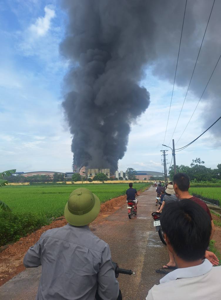 Cháy xưởng giày da ở Vĩnh Phúc: Hàng trăm cảnh sát đến hiện trường, phá nhà xưởng dập lửa - Ảnh 1. Cháy xưởng giày da ở Vĩnh Phúc: Hàng trăm cảnh sát đến hiện trường, phá nhà xưởng dập lửa - Ảnh 1.