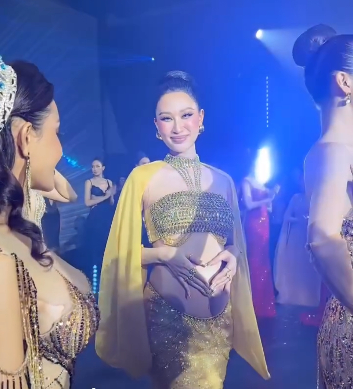 Mỹ nhân Việt công bố bụng bầu vượt mặt theo cách không giống ai giữa sự kiện- Ảnh 2. Mỹ nhân Việt công bố bụng bầu vượt mặt theo cách không giống ai giữa sự kiện- Ảnh 2.