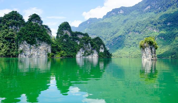 Dọc miền Đông Bắc cùng "Thám tử Kiên: Kỳ án không đầu" Cảnh đẹp "tuyệt đối điện ảnh" giữa sương mù, đá núi và ánh hoàng hôn - Ảnh 3. Dọc miền Đông Bắc cùng "Thám tử Kiên: Kỳ án không đầu" Cảnh đẹp "tuyệt đối điện ảnh" giữa sương mù, đá núi và ánh hoàng hôn - Ảnh 3.