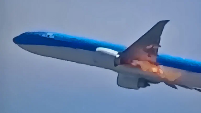 Máy bay Boeing 777 cháy động cơ khi vừa cất cánh - Ảnh 1. Máy bay Boeing 777 cháy động cơ khi vừa cất cánh - Ảnh 1.