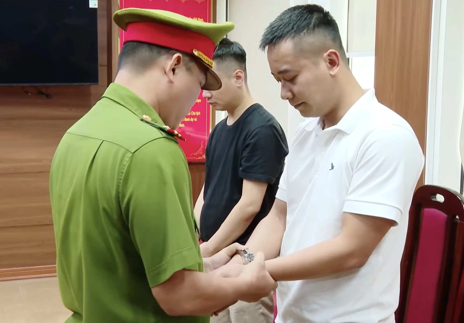 Toàn cảnh bê bối Kẹo Kera của hoa hậu Nguyễn Thúc Thuỳ Tiên: Từ quảng cáo rầm rộ đến vòng lao lý - Ảnh 5. Toàn cảnh bê bối Kẹo Kera của hoa hậu Nguyễn Thúc Thuỳ Tiên: Từ quảng cáo rầm rộ đến vòng lao lý - Ảnh 5.