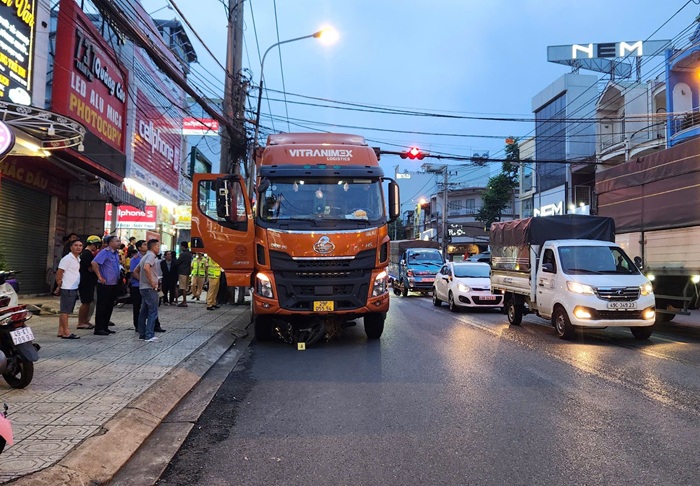 Dừng xe rút tiền, tài xế gây tai nạn chết người: Khoảnh khắc ám ảnh bên đường - Ảnh 1.