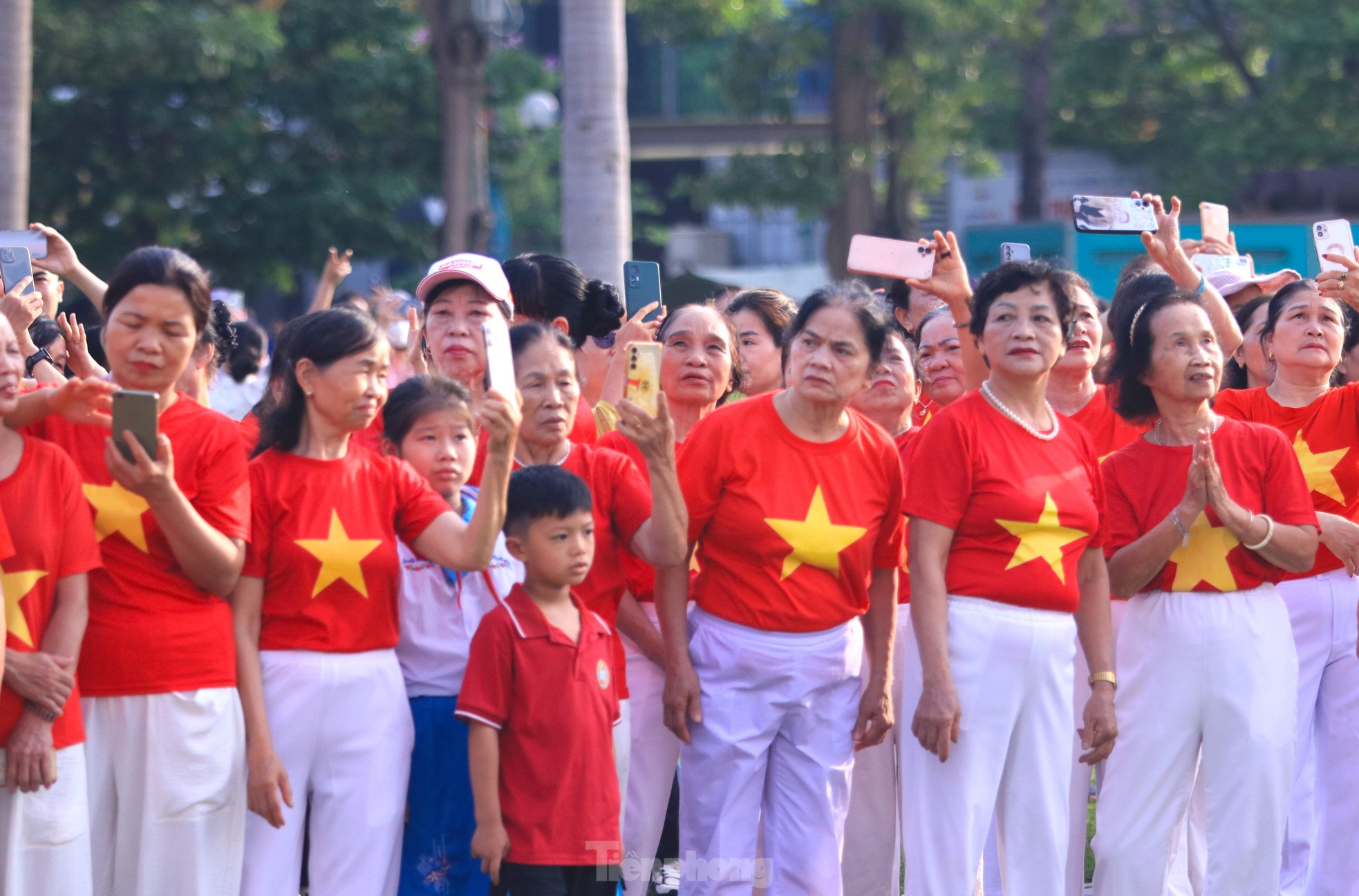 Xúc động cờ Tổ quốc hơn 2.000 m2 tung bay trên Quảng trường Hồ Chí Minh - Ảnh 21. Xúc động cờ Tổ quốc hơn 2.000 m2 tung bay trên Quảng trường Hồ Chí Minh - Ảnh 21.