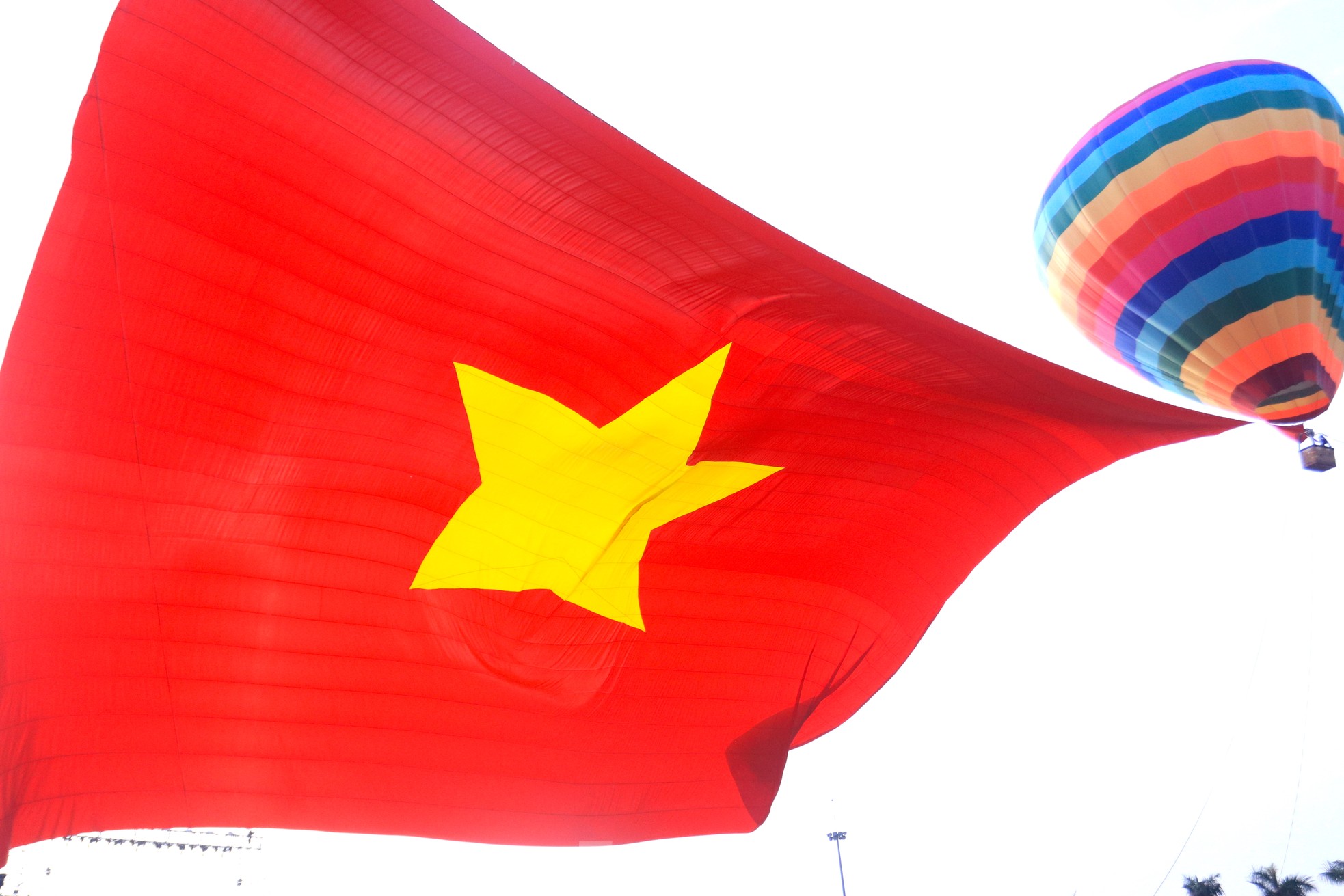 Xúc động cờ Tổ quốc hơn 2.000 m2 tung bay trên Quảng trường Hồ Chí Minh - Ảnh 15. Xúc động cờ Tổ quốc hơn 2.000 m2 tung bay trên Quảng trường Hồ Chí Minh - Ảnh 15.