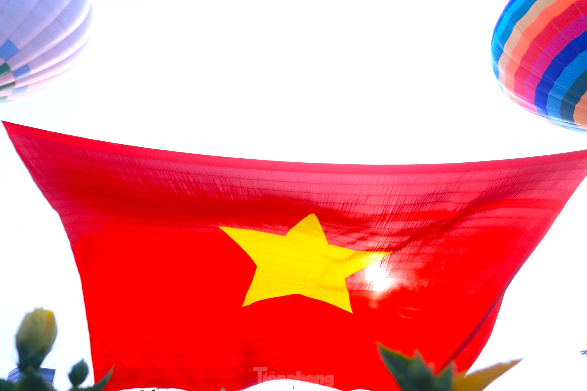 Xúc động cờ Tổ quốc hơn 2.000 m2 tung bay trên Quảng trường Hồ Chí Minh - Ảnh 16. Xúc động cờ Tổ quốc hơn 2.000 m2 tung bay trên Quảng trường Hồ Chí Minh - Ảnh 16.