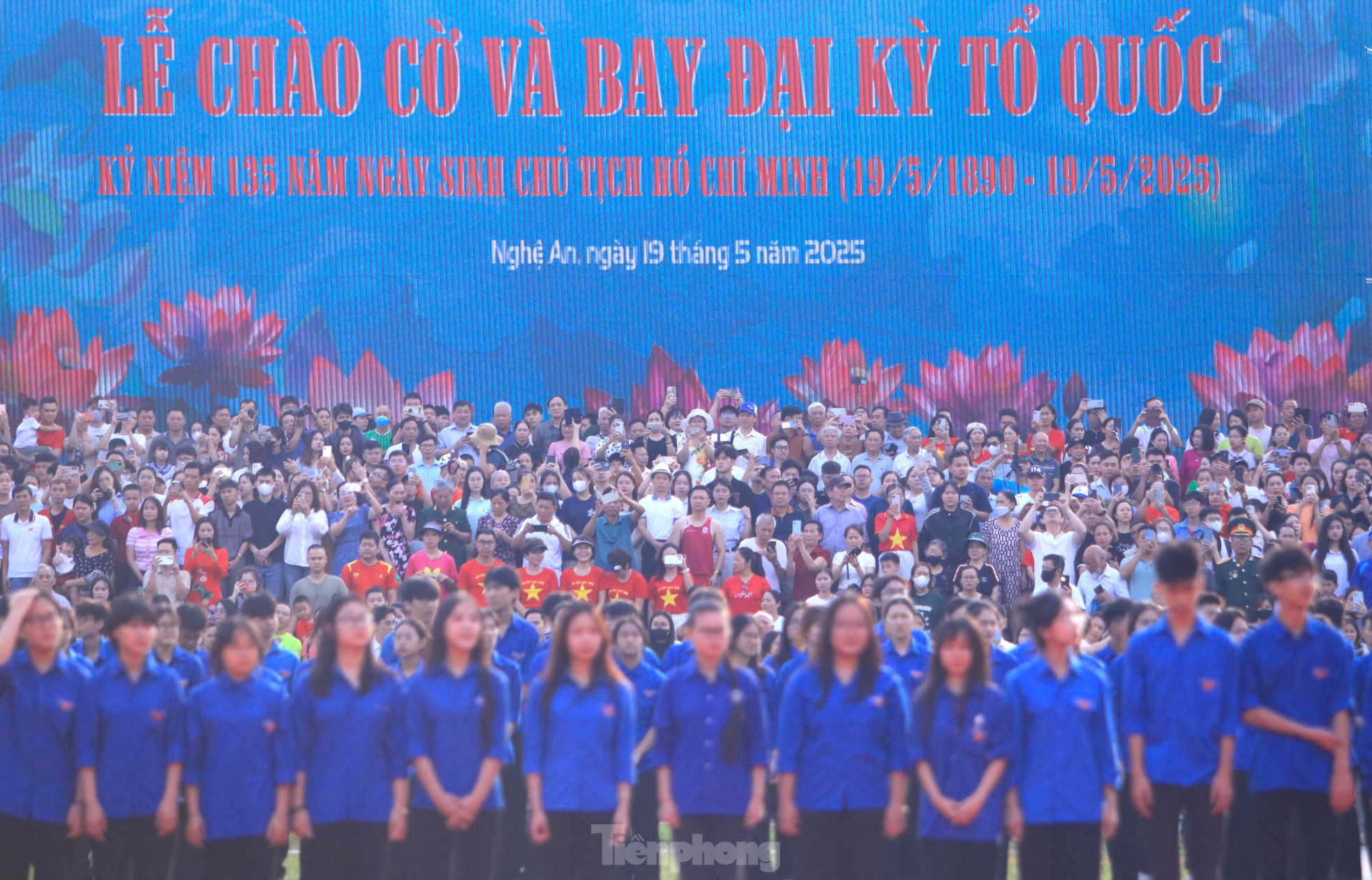 Xúc động cờ Tổ quốc hơn 2.000 m2 tung bay trên Quảng trường Hồ Chí Minh - Ảnh 4. Xúc động cờ Tổ quốc hơn 2.000 m2 tung bay trên Quảng trường Hồ Chí Minh - Ảnh 4.
