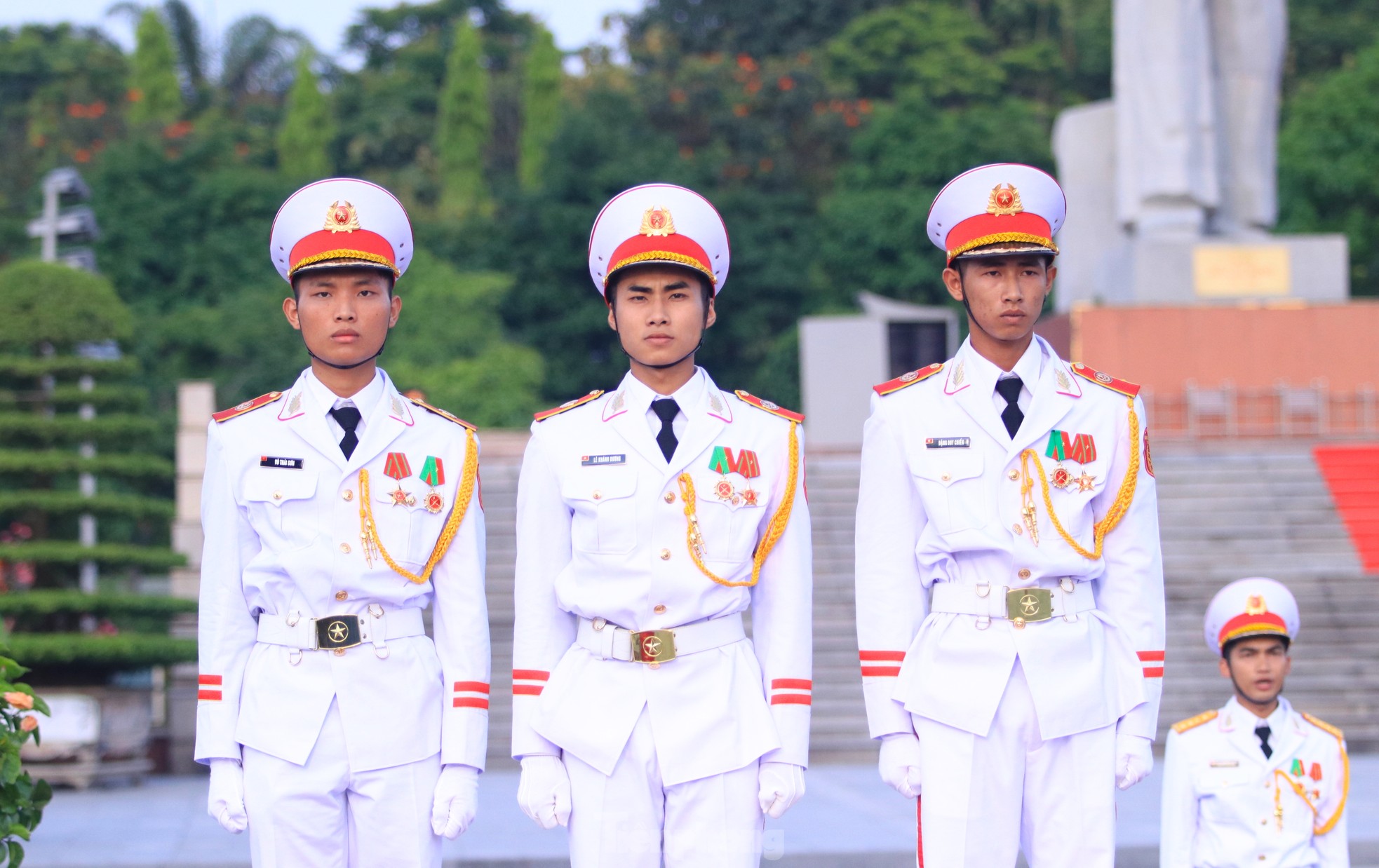 Xúc động cờ Tổ quốc hơn 2.000 m2 tung bay trên Quảng trường Hồ Chí Minh - Ảnh 6. Xúc động cờ Tổ quốc hơn 2.000 m2 tung bay trên Quảng trường Hồ Chí Minh - Ảnh 6.