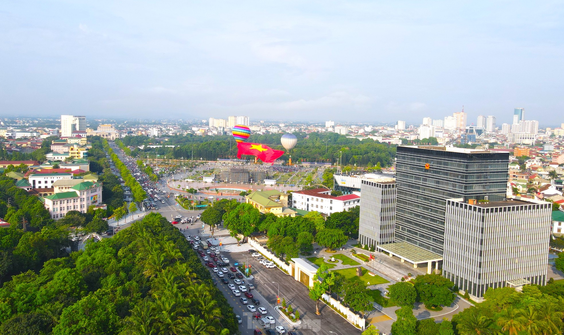 Xúc động cờ Tổ quốc hơn 2.000 m2 tung bay trên Quảng trường Hồ Chí Minh - Ảnh 23. Xúc động cờ Tổ quốc hơn 2.000 m2 tung bay trên Quảng trường Hồ Chí Minh - Ảnh 23.