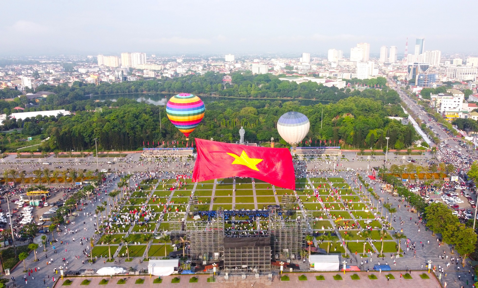 Xúc động cờ Tổ quốc hơn 2.000 m2 tung bay trên Quảng trường Hồ Chí Minh - Ảnh 22. Xúc động cờ Tổ quốc hơn 2.000 m2 tung bay trên Quảng trường Hồ Chí Minh - Ảnh 22.