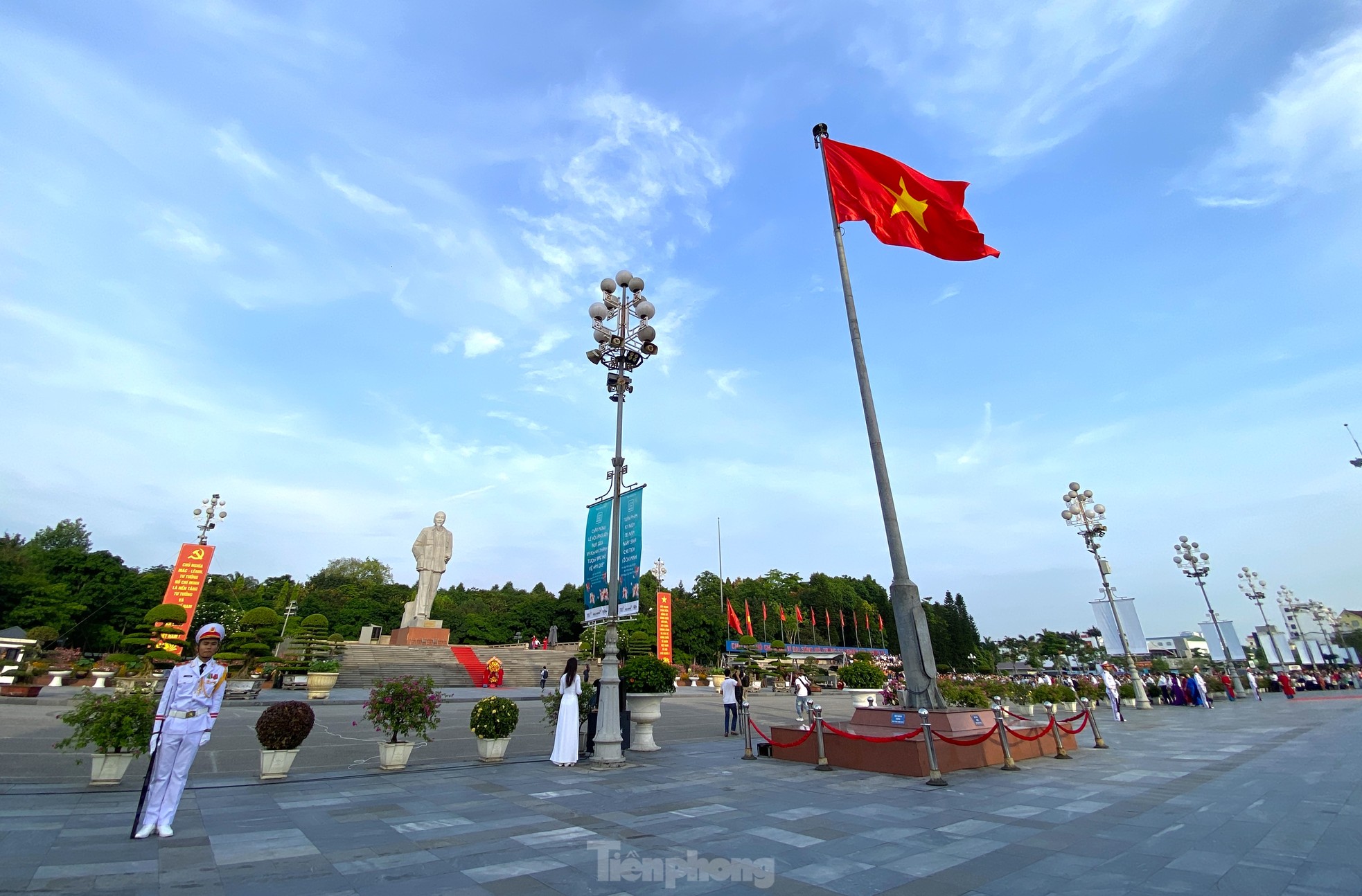 Xúc động cờ Tổ quốc hơn 2.000 m2 tung bay trên Quảng trường Hồ Chí Minh - Ảnh 9. Xúc động cờ Tổ quốc hơn 2.000 m2 tung bay trên Quảng trường Hồ Chí Minh - Ảnh 9.